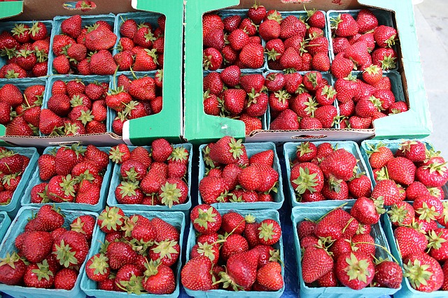 strawberries-1323619_640